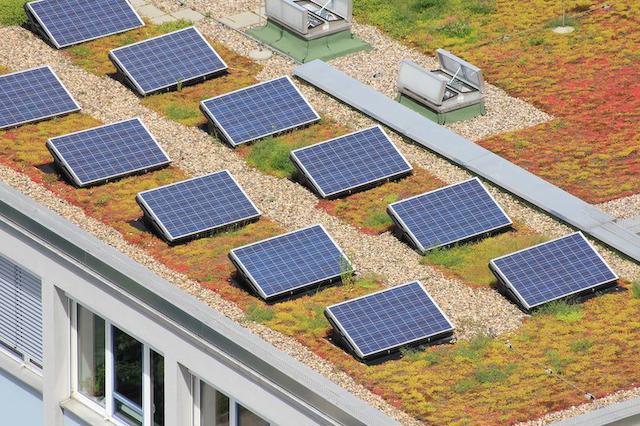 Fotovoltaik sistemli küçük belediye binasının çatısının yukarıdan görünümü