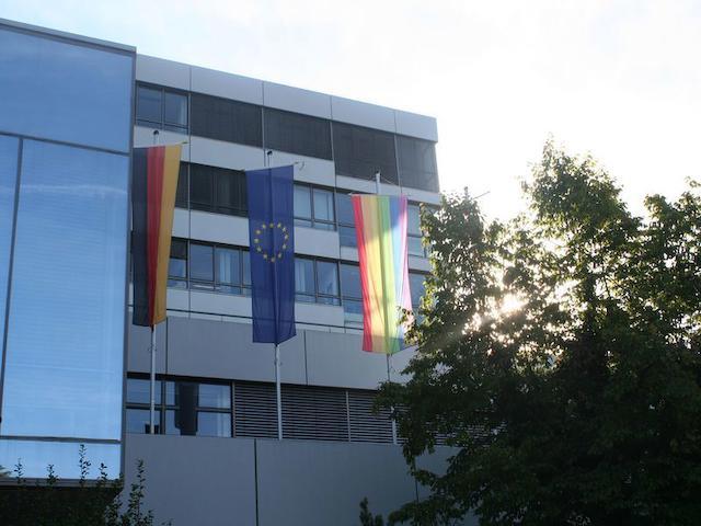 Rathaus mit Deutschland-, Europa- und Regenbogenfahne