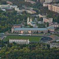 Blick auf Browary, Stadion mit Häuser 