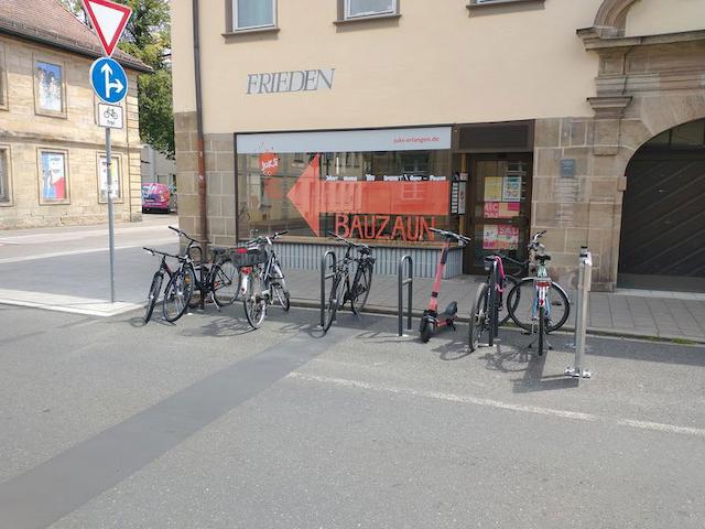Fahrradbügel mit mehreren abgestellen Fahrräder.