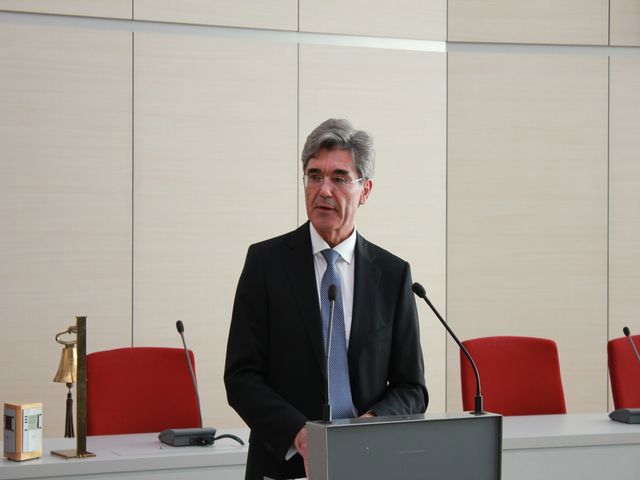 Joe Kaeser im Ratssaal vor dem Präsidium
