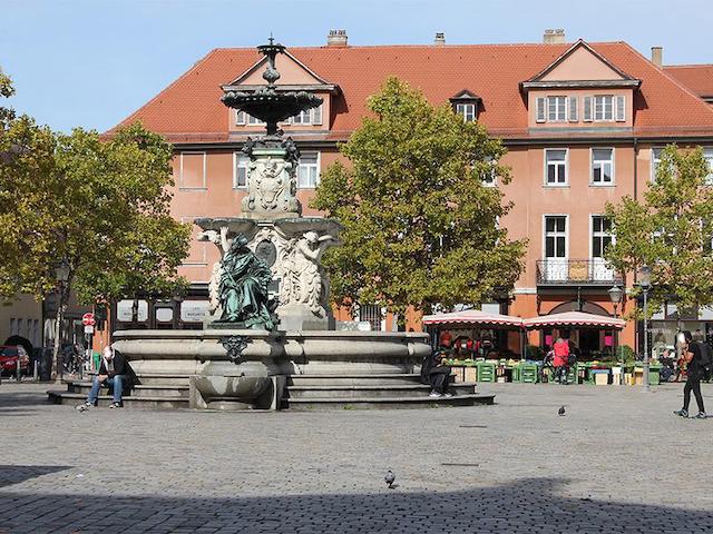 Marktplatz mit Paulibrunnen und Menschen 