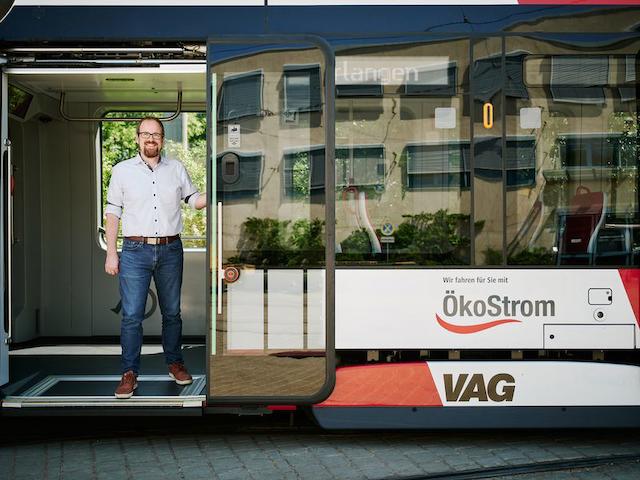 OB Florian Janik stehend in einer Straßenbahn.