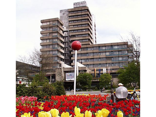 Das Rathaus im April 2002, im Vordergrund rote und gelbe Blumen.