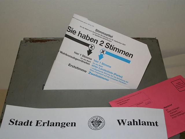 Wahlurne_mit_Stimmzettel_und_Briefwahl