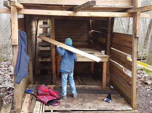 Building a hut at the Brucker Lache adventure playground