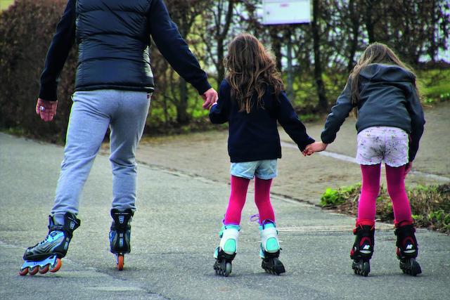 familie-auf-roller-skates