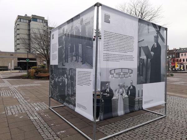 Ein Kubus auf dem Rathausplatz erinnerte von Dezember 2020 bis März 2021 an Poeschke und Lewin.