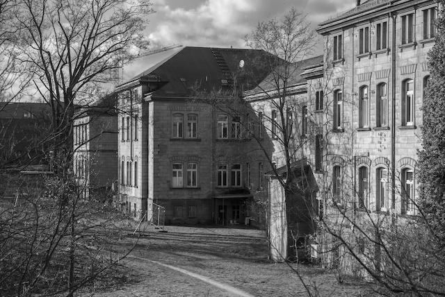 Schwarz Weiß Foto von der Heil- und Pflegeanstalt Schwabachanlage 10 vom Winter 2020