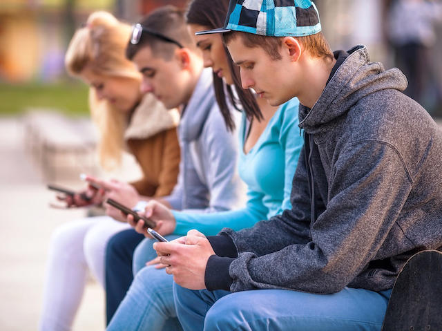 Jugendliche-mit-Smartphones-