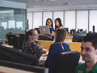 junge Menschen sitzen in einem Computerraum