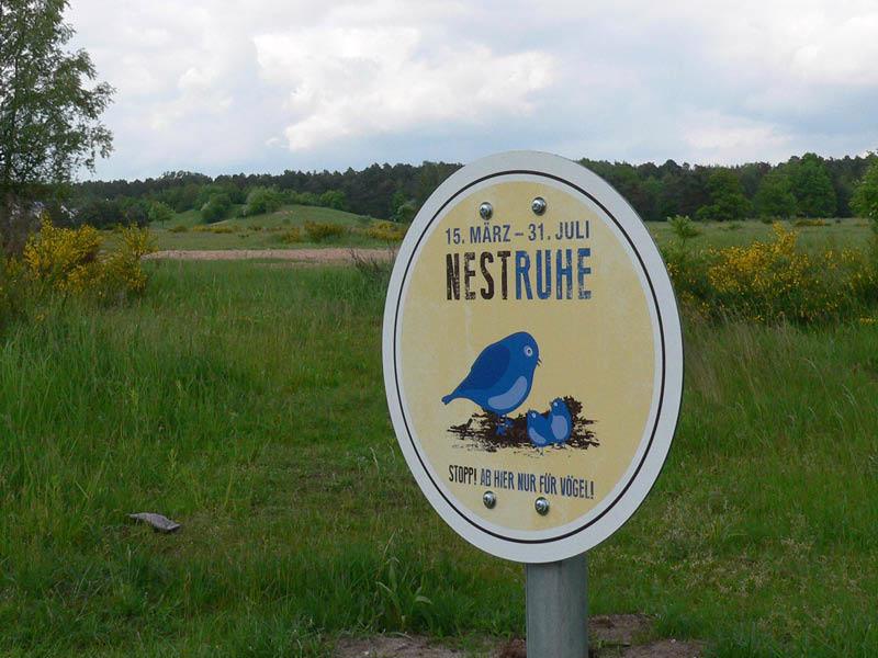 Stopp-Schild Nestruhe im Naturschutzgebiet.