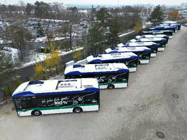 Sieben Busse stehen nebeneinander. 