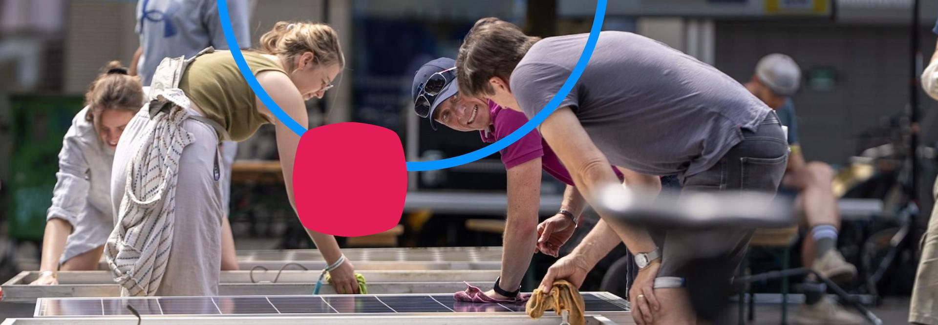 Junge Menschen an Photovoltaigplatten.