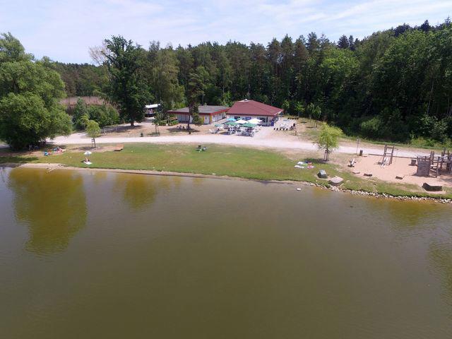 The Dechsendorf pond in the foreground, a kiosk in the background.