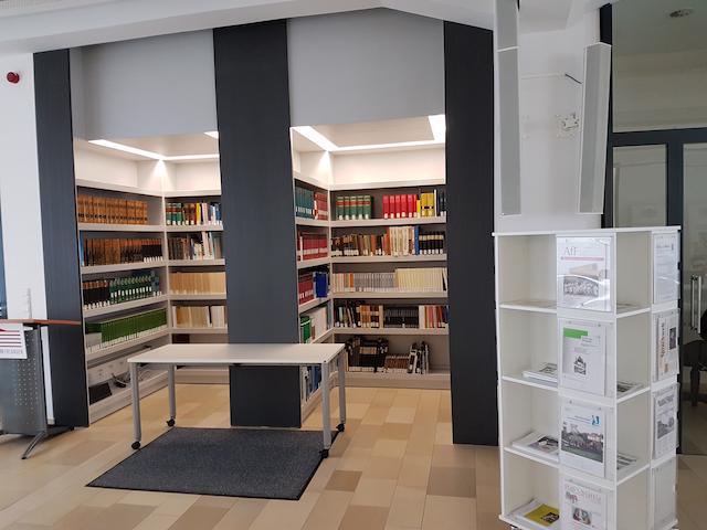 Archivbibliothek-Arbeitsplatz