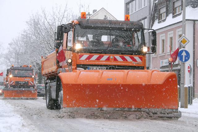 Räumfahrzeug räumt Schnee.