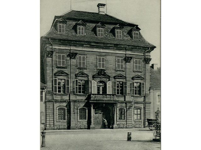Das ehemalige Altstädter Rathaus am Martin-Luther-Platz, ein Foto um das Jahr 1915
