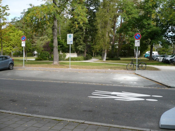 Straßenmarkierung einer Hol- und Bringzone