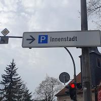 Hinweisschild auf Parkplatz.