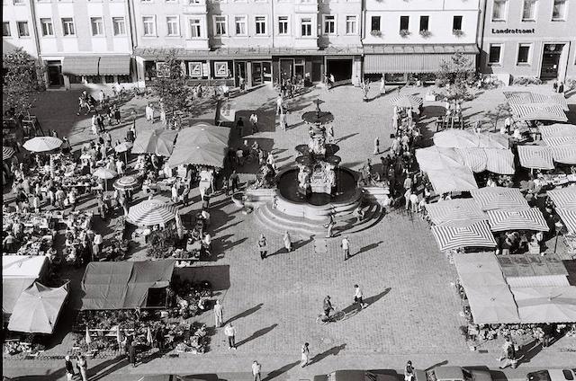 Schwarz Weiß Foto vom Wochenmarkt. 