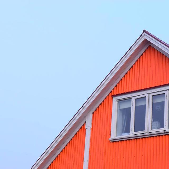 Orange Häuserfront.