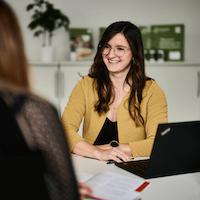 Employee in conversation with citizens.