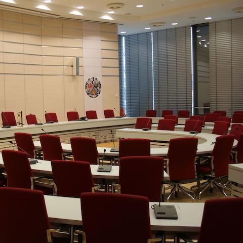 Ein Sitzungssaal der Stadt Erlangen mit roten Stühlen