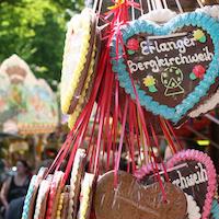 Bergkirchweih-Gelände mit Lebkuchenherz.