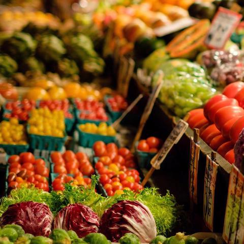 Marktstand mit frischem Gemüse.