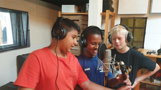 Молодые герои климата в студии звукозаписи