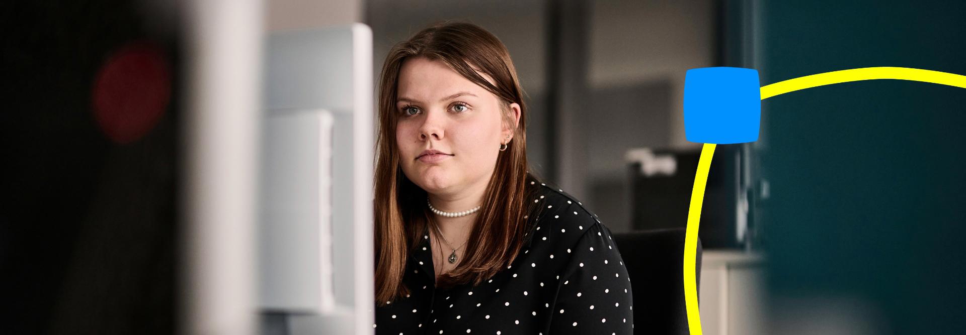 Employee at work on the computer.