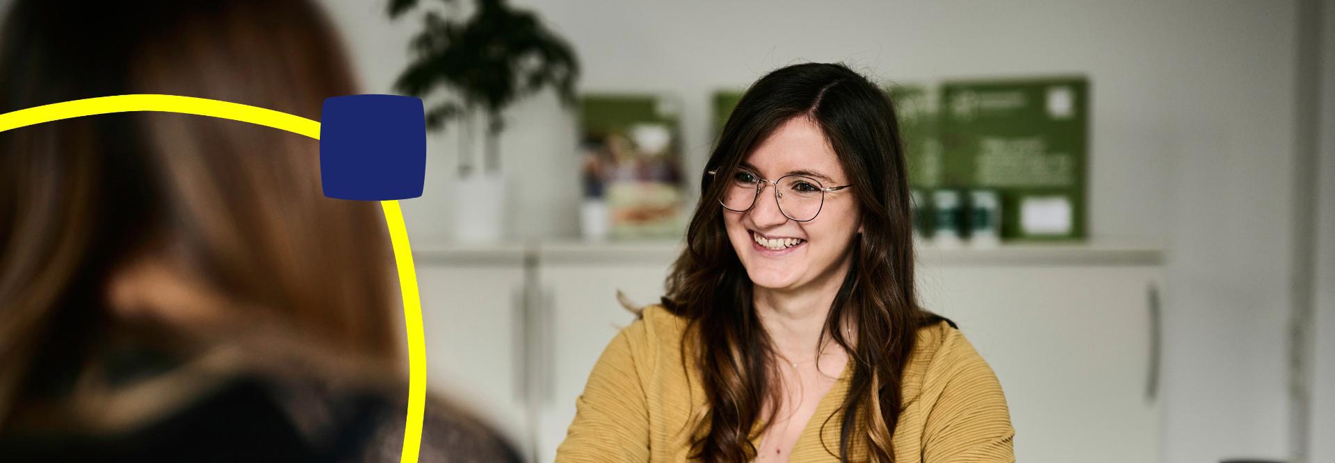 Employee in conversation with citizens.