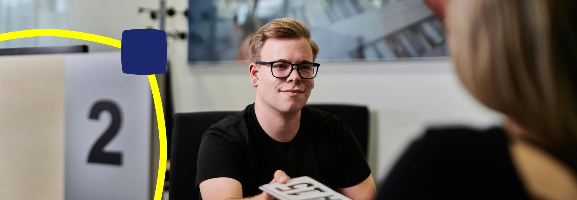 Employees of the service center of the city of Erlangen registering a car.