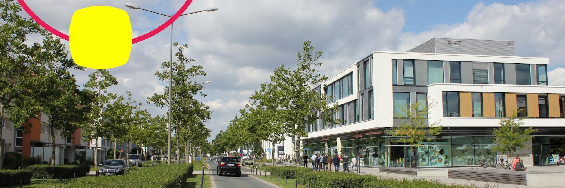 Улица с деревьями, домами, машинами и пешеходами.