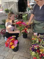 Kaufen von Blumen am Markt